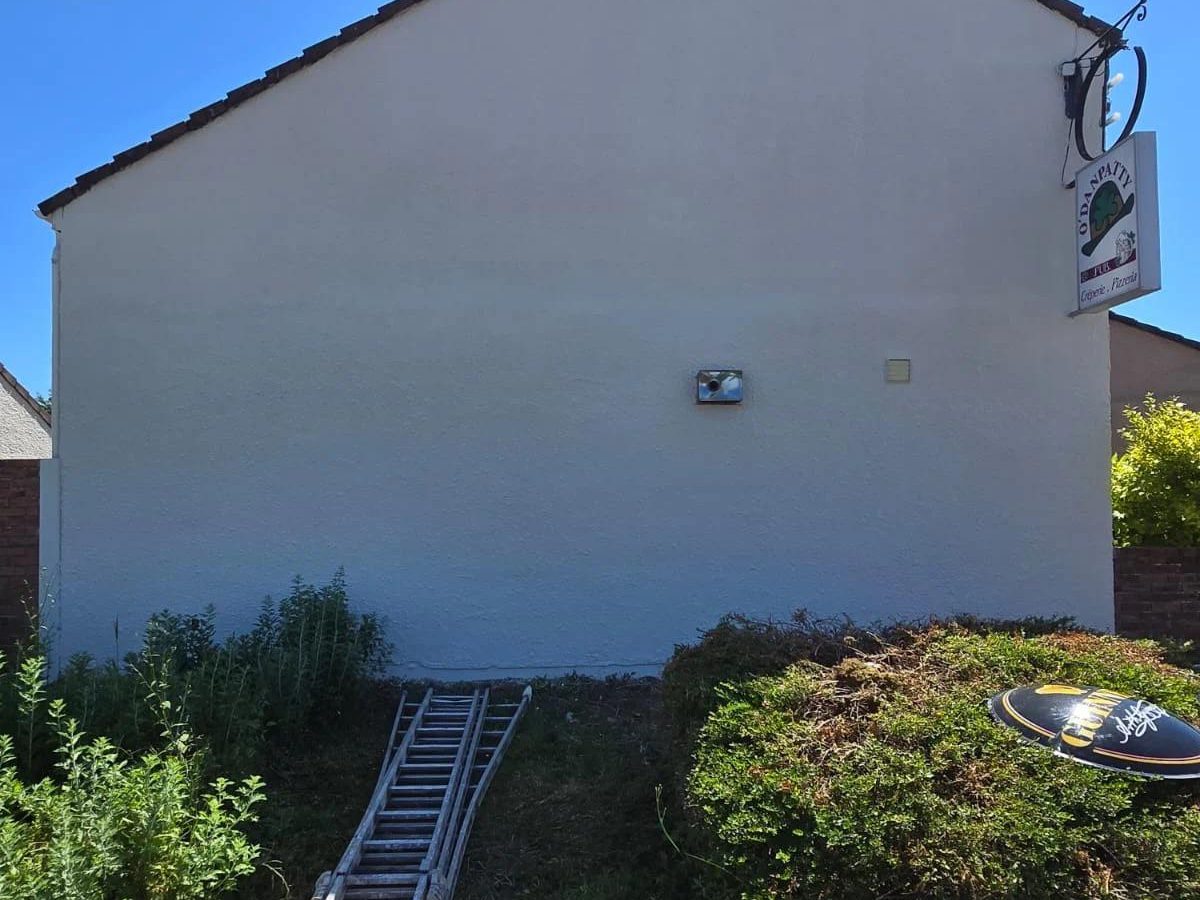 Pignon de maison nettoyé et remis à neuf après démoussage en Loir-et-Cher